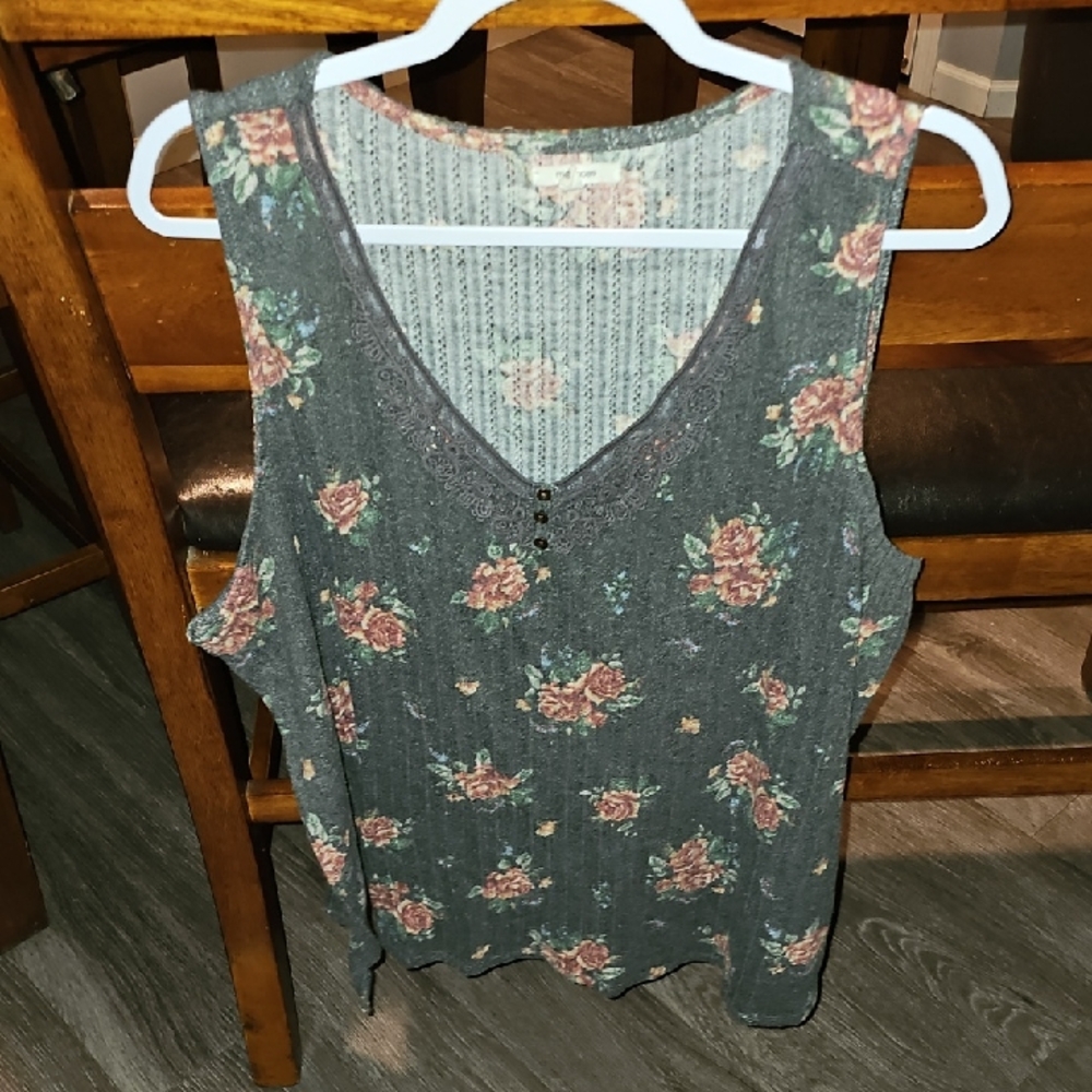 Maurices Floral Tank Top. Plus sz womens 3X. Very pretty